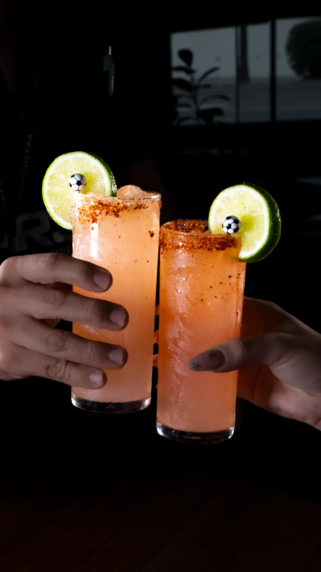 Dos micheladas escarchadas brindando en la barra de VAR 37
