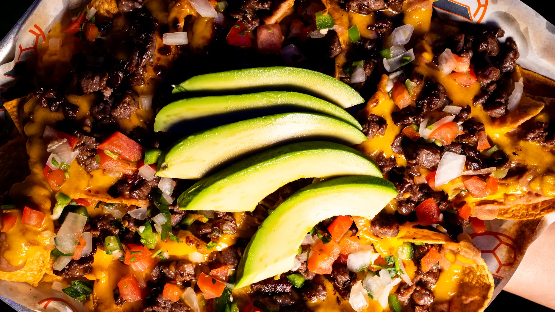 Platón de nachos con carne, pico de gallo y aguacate