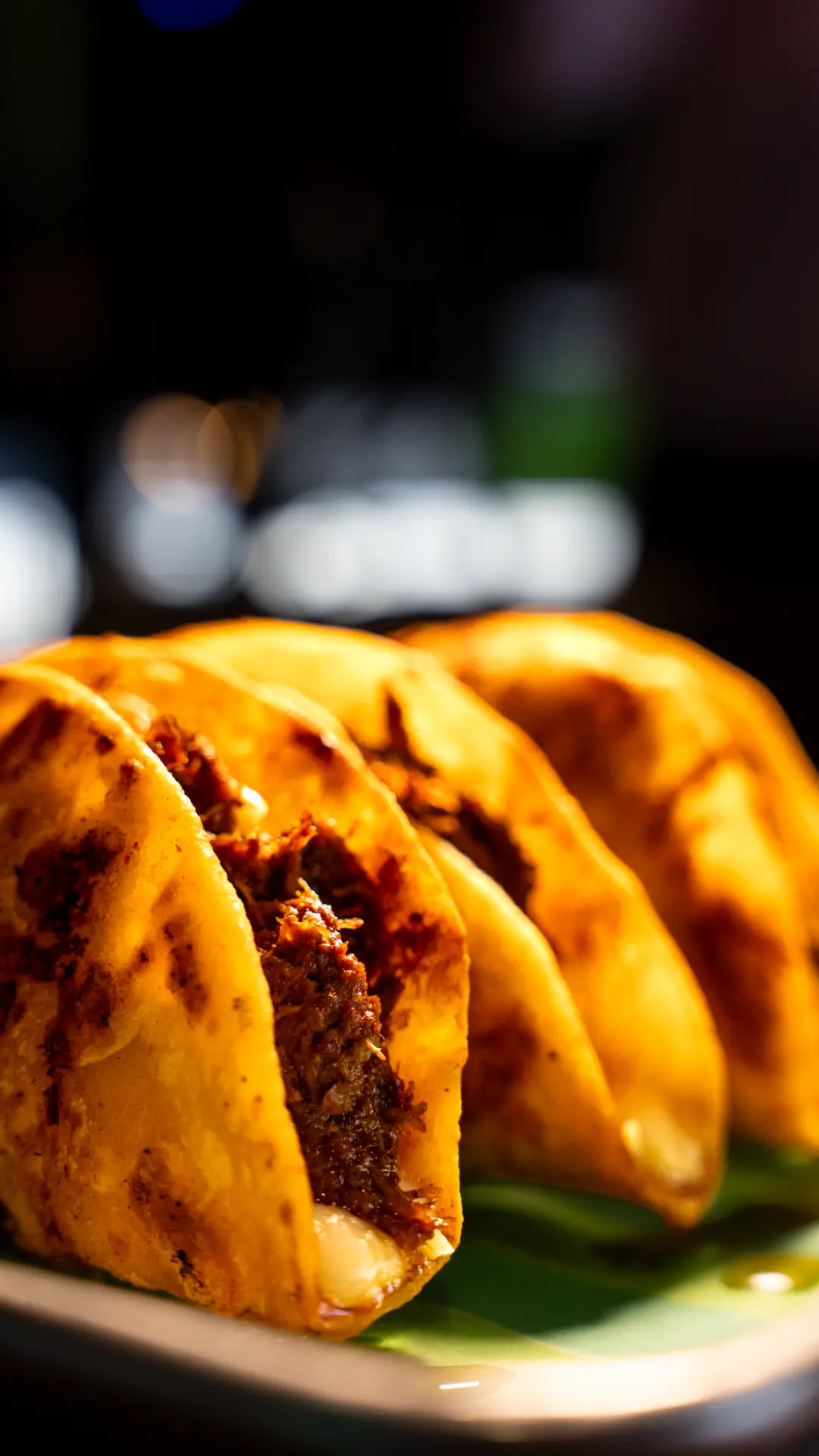 Tacos dorados de carne recién servidos